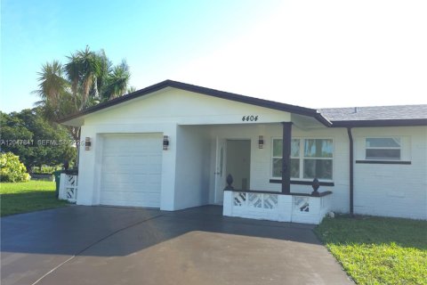Villa ou maison à vendre à Tamarac, Floride: 2 chambres, 128.02 m2 № 2270104 - photo 2