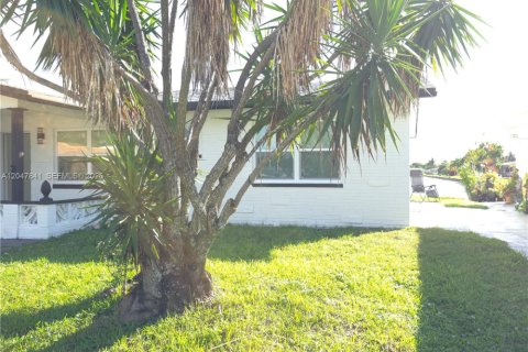 Villa ou maison à vendre à Tamarac, Floride: 2 chambres, 128.02 m2 № 2270104 - photo 4