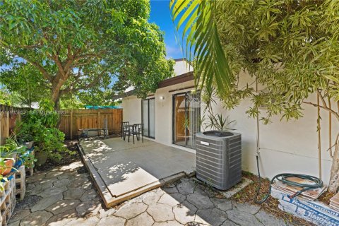 House in Miami, Florida 3 bedrooms, 109.9 sq.m. № 1993943 - photo 7