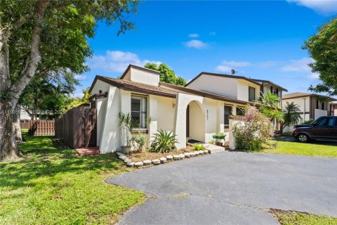 Casa en alquiler en Miami, Florida, 3 dormitorios, 109.9 m2 № 1993943 - foto 1