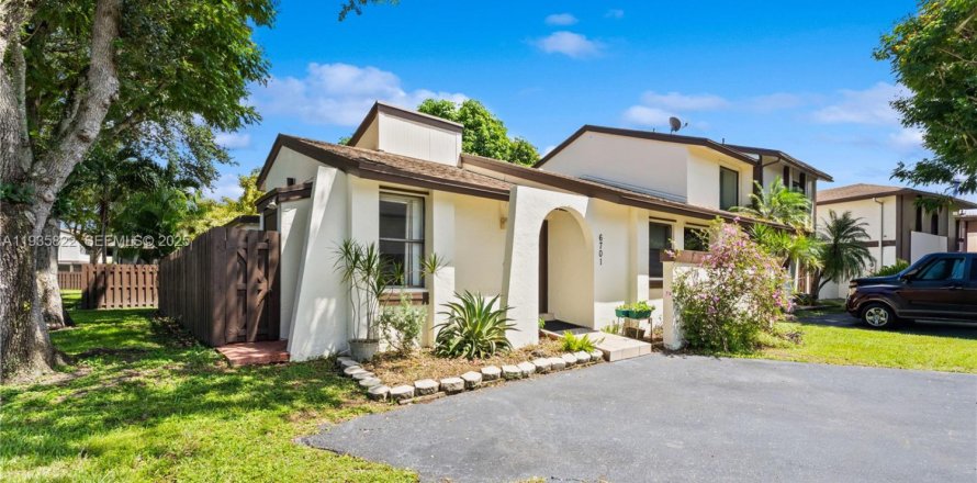 Casa en Miami, Florida 3 dormitorios, 109.9 m2 № 1993943