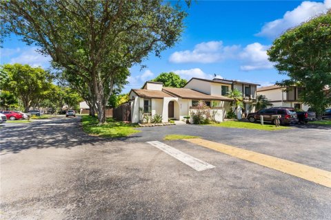 Casa en alquiler en Miami, Florida, 3 dormitorios, 109.9 m2 № 1993943 - foto 4