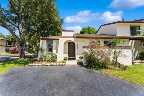 Casa en alquiler en Miami, Florida, 3 dormitorios, 109.9 m2 № 1993943 - foto 2