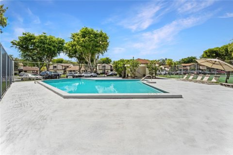 House in Miami, Florida 3 bedrooms, 109.9 sq.m. № 1993943 - photo 8