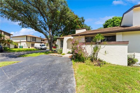 Casa en alquiler en Miami, Florida, 3 dormitorios, 109.9 m2 № 1993943 - foto 5