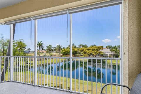 Condo in Cape Coral, Florida, 3 bedrooms  № 2151457 - photo 9