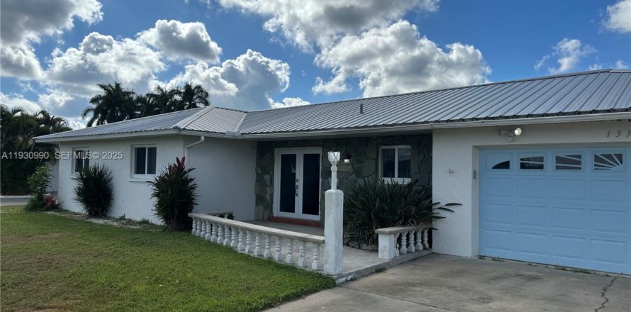 House in Fort Myers, Florida 3 bedrooms, 171.87 sq.m. № 2034889