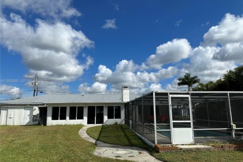 House in Fort Myers, Florida 3 bedrooms, 171.87 sq.m. № 2034889 - photo 5