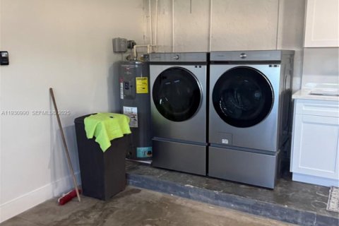 House in Fort Myers, Florida 3 bedrooms, 171.87 sq.m. № 2034889 - photo 23