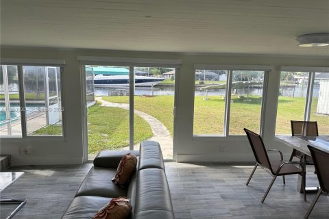 House in Fort Myers, Florida 3 bedrooms, 171.87 sq.m. № 2034889 - photo 9