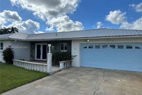 House in Fort Myers, Florida 3 bedrooms, 171.87 sq.m. № 2034889 - photo 2