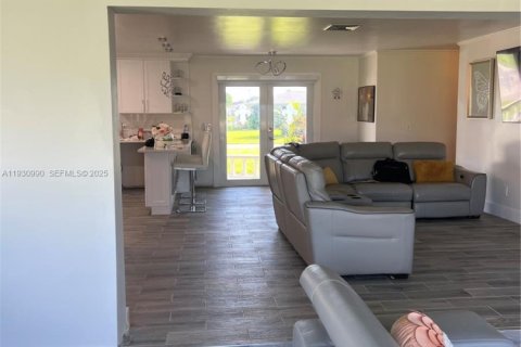 House in Fort Myers, Florida 3 bedrooms, 171.87 sq.m. № 2034889 - photo 14