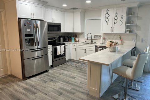 House in Fort Myers, Florida 3 bedrooms, 171.87 sq.m. № 2034889 - photo 11