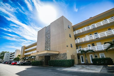 Condominio en venta en Dania Beach, Florida, 1 dormitorio, 74.32 m2 № 1977843 - foto 1