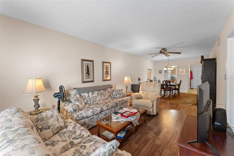 Condo in New Port Richey, Florida, 2 bedrooms  № 1568869 - photo 12