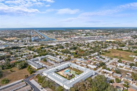 Condo in New Port Richey, Florida, 2 bedrooms  № 1568869 - photo 1