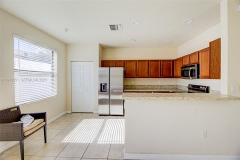 Townhouse in Hialeah, Florida 4 bedrooms, 172.98 sq.m. № 1991820 - photo 17