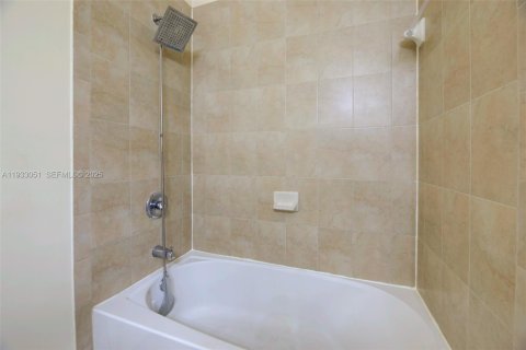 Townhouse in Hialeah, Florida 4 bedrooms, 172.98 sq.m. № 1991820 - photo 30