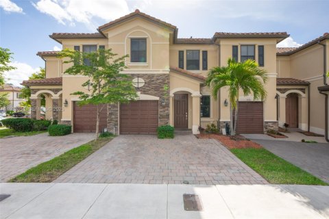 Townhouse in Hialeah, Florida 4 bedrooms, 172.98 sq.m. № 1991820 - photo 1