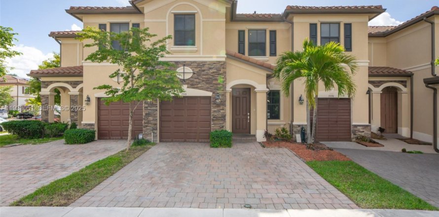 Townhouse in Hialeah, Florida 4 bedrooms, 172.98 sq.m. № 1991820