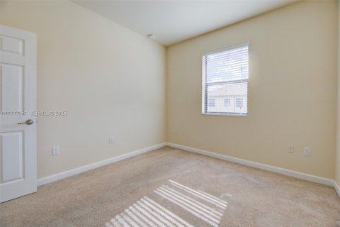 Townhouse in Hialeah, Florida 4 bedrooms, 172.98 sq.m. № 1991820 - photo 24