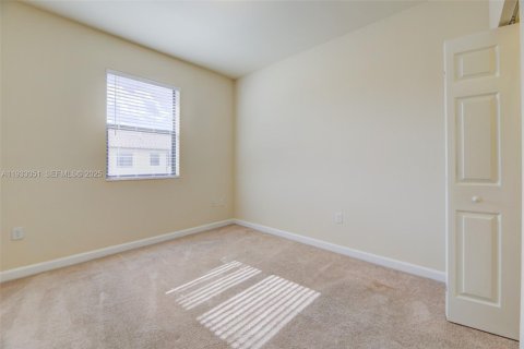 Townhouse in Hialeah, Florida 4 bedrooms, 172.98 sq.m. № 1991820 - photo 23