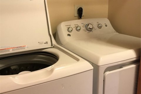 Condo in Davie, Florida, 3 bedrooms № 1959694 - photo 25