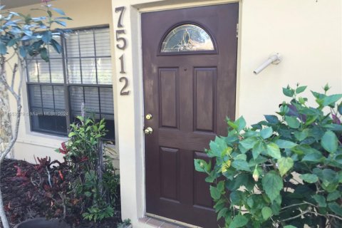 Condo in Davie, Florida, 3 bedrooms № 1959694 - photo 2