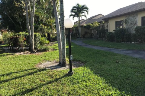 Condo in Davie, Florida, 3 bedrooms № 1959694 - photo 1