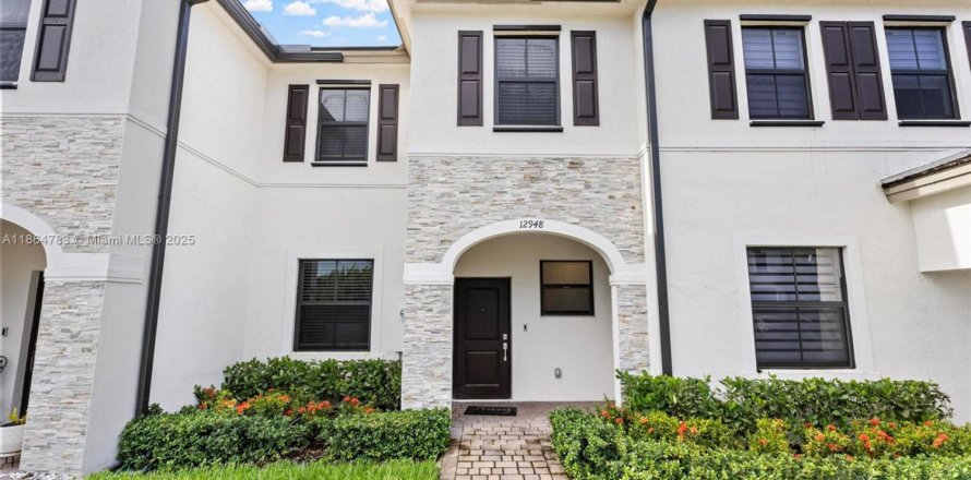 Townhouse in Homestead, Florida 3 bedrooms, 137.77 sq.m. № 1892868
