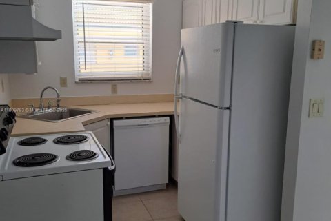 Condo in North Miami, Florida, 1 bedroom  № 1934544 - photo 8