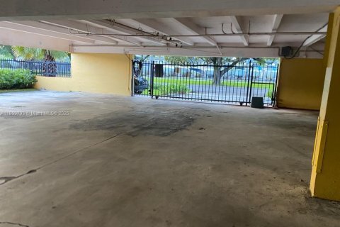 Condo in North Miami, Florida, 1 bedroom  № 1934544 - photo 23