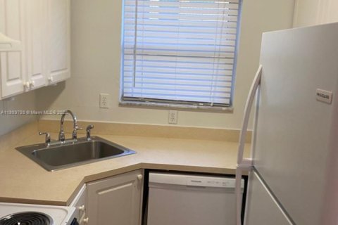 Condo in North Miami, Florida, 1 bedroom  № 1934544 - photo 5