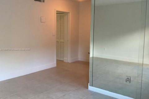 Condo in North Miami, Florida, 1 bedroom  № 1934544 - photo 12