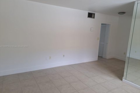 Condo in North Miami, Florida, 1 bedroom  № 1934544 - photo 3