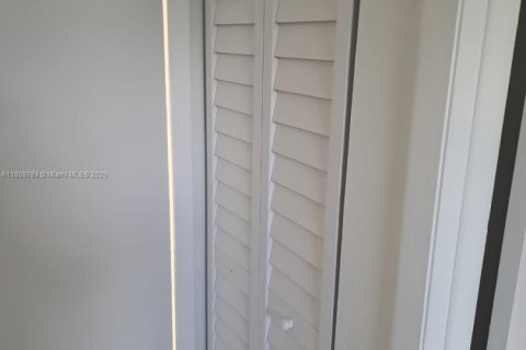 Condo in North Miami, Florida, 1 bedroom  № 1934544 - photo 9