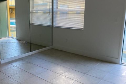 Condo in North Miami, Florida, 1 bedroom  № 1934544 - photo 11