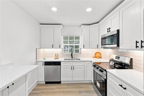 Villa ou maison à vendre à Tampa, Floride: 3 chambres, 83.89 m2 № 2322288 - photo 6