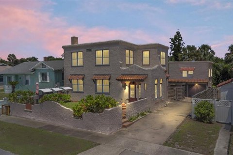 Купить виллу или дом в Дейтона-Бич, Флорида 11 комнат, 185.99м2, № 1907566 - фото 2