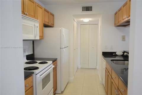 Condo in Miami, Florida, 2 bedrooms  № 1926260 - photo 11