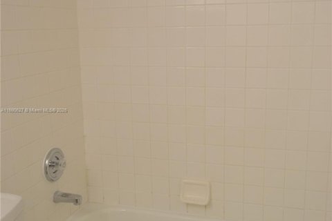 Condo in Miami, Florida, 2 bedrooms  № 1926260 - photo 14