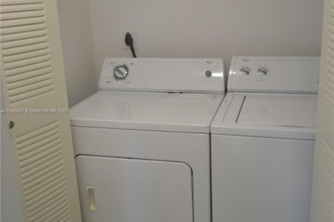 Condo in Miami, Florida, 2 bedrooms  № 1926260 - photo 23