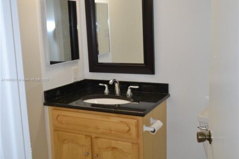 Condo in Miami, Florida, 2 bedrooms  № 1926260 - photo 13