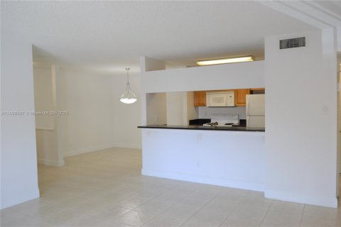 Condo in Miami, Florida, 2 bedrooms  № 1926260 - photo 8