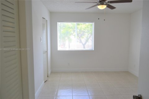Condo in Miami, Florida, 2 bedrooms  № 1926260 - photo 17