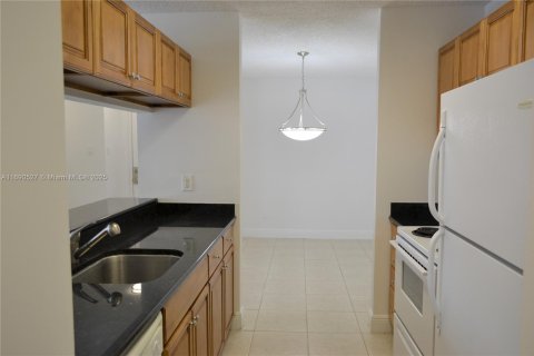 Condo in Miami, Florida, 2 bedrooms  № 1926260 - photo 10
