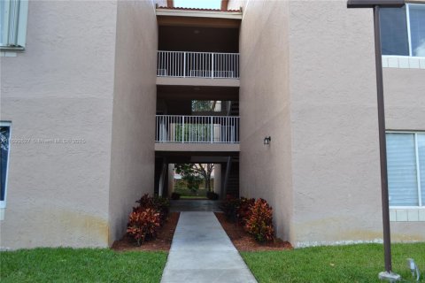 Condo in Miami, Florida, 2 bedrooms  № 1926260 - photo 2