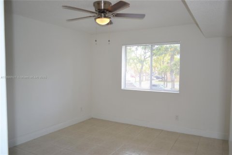 Condo in Miami, Florida, 2 bedrooms  № 1926260 - photo 12