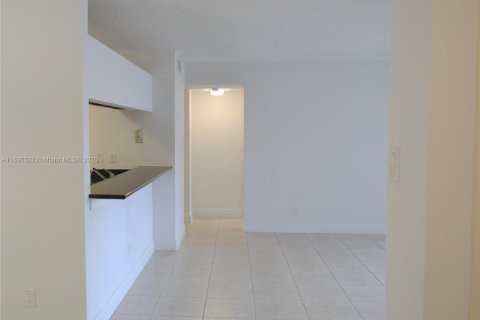 Condo in Miami, Florida, 2 bedrooms  № 1926260 - photo 6