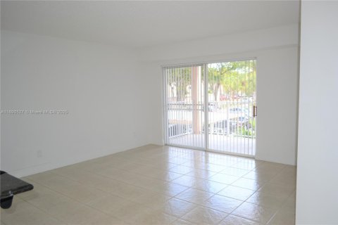 Condo in Miami, Florida, 2 bedrooms  № 1926260 - photo 5